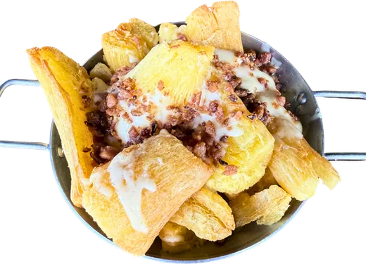 Mandioca com queijo e bacon