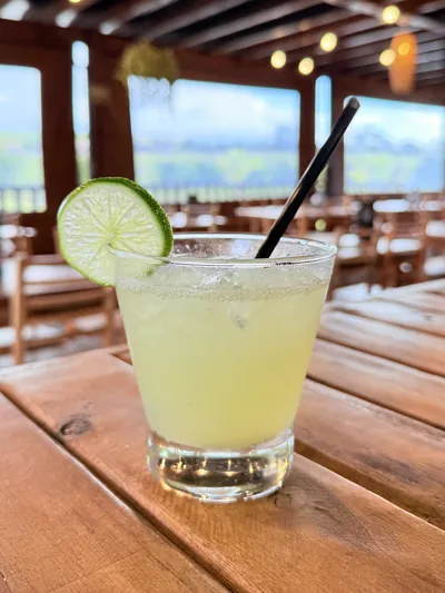 Caipirinha de limão servida no salão