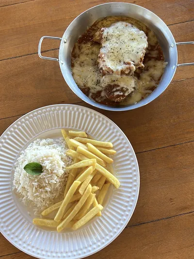 Parmegiana gratinada com arroz e batata palha