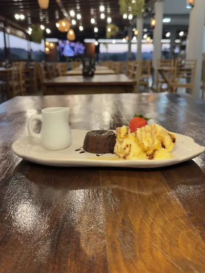 Petit gâteau com sorvete e frutas