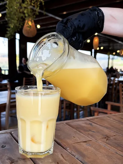 Suco natural sendo servido da jarra no copo